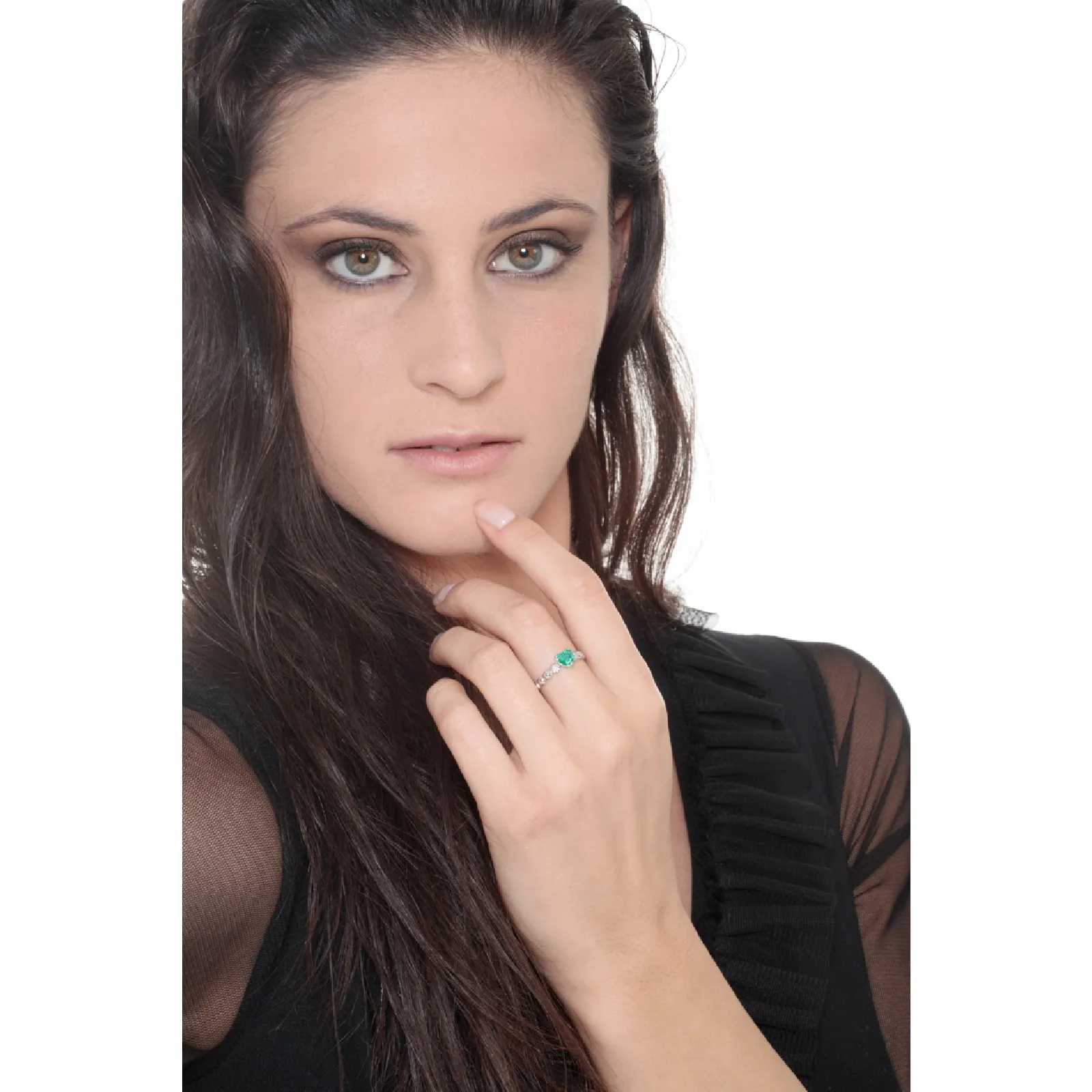 Anello in oro bianco 18k con smeraldo a cuore e diamanti.