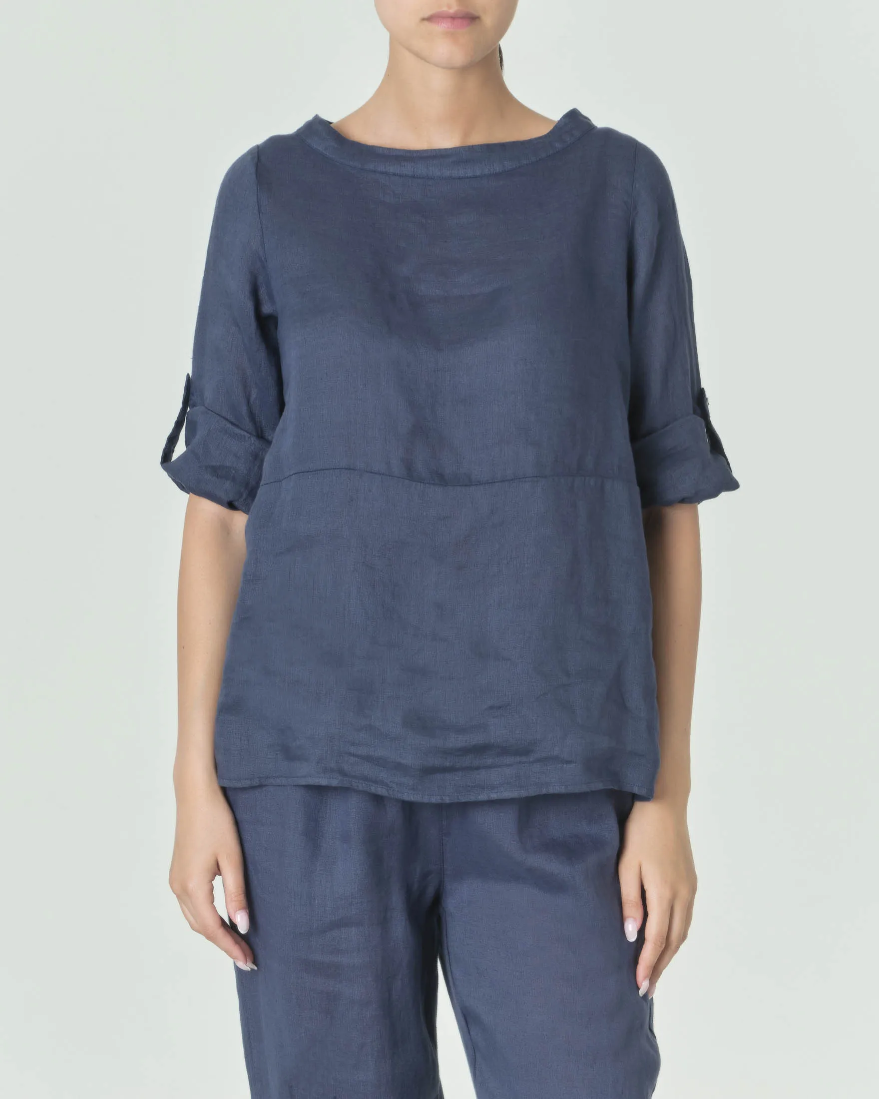Blusa blu in lino con maniche tre quarti arrotolabili e chiusura a bottoni sulla schiena