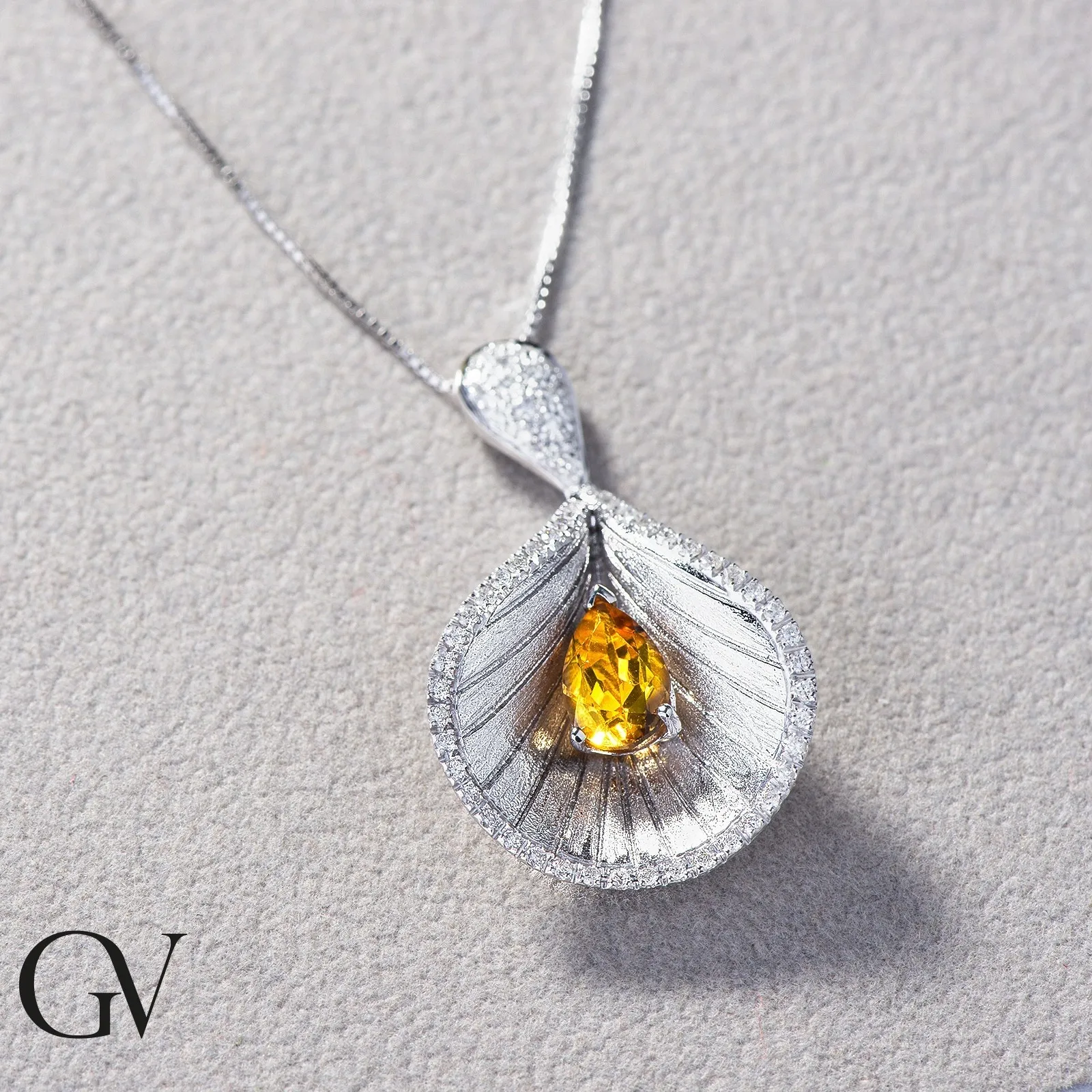Collana in oro bianco 18k con ciondolo a Calle in Diamanti e citrino